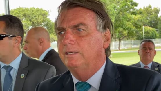 VÍDEO: Bolsonaro fala em "ditadura da caneta" e diz que "nos próximos dias vai acontecer algo que vai nos salvar"