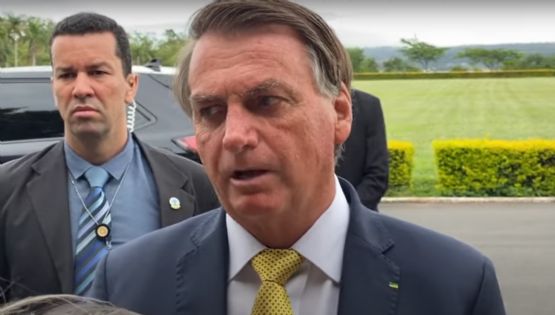 Bolsonaro: "Sempre defendi o povo de bem armado"; veja vídeo