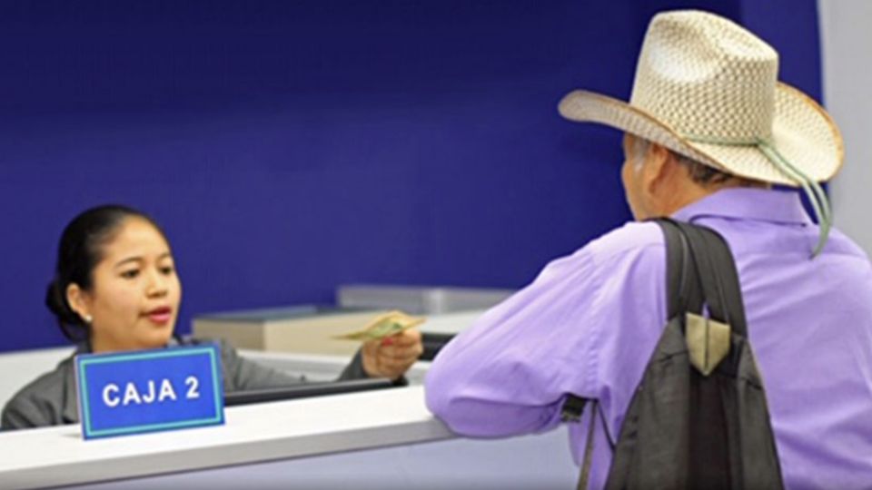 Um homem retira dólares enviados por parentes que moram fora de El Salvador; mais de 20% do PIB do país vem de fora.
