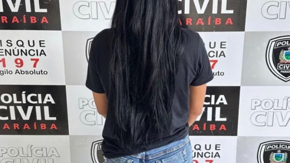 A mulher, que teve a identificação preservada, foi presa pela Polícia Civil