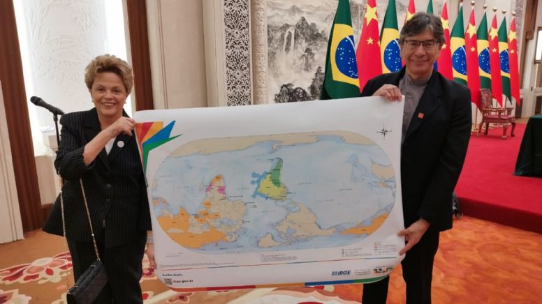 'Metrópoles' engana leitores com chamada que sugere erro de Dilma com mapa-múndi "de ponta-cabeça"
