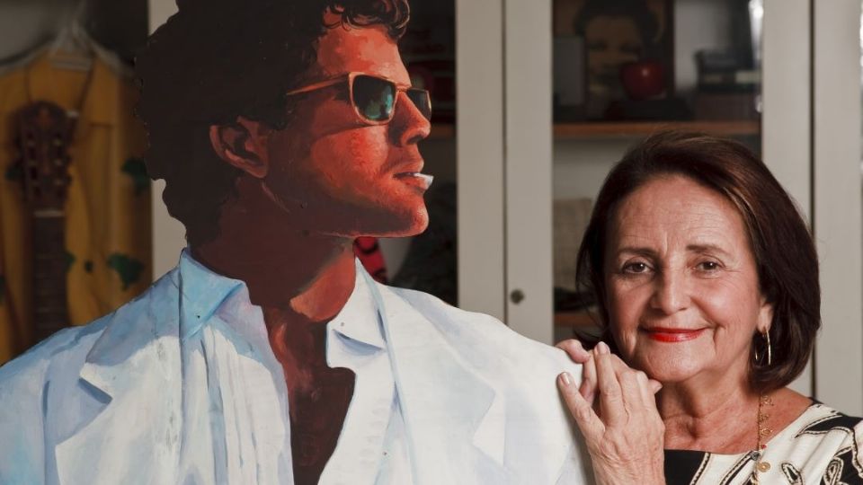 Lucinha Araújo, mãe do cantor e compositor Cazuza, posa para foto na sede da Sociedade Viva Cazuza, no bairro de Laranjeiras, no Rio de Janeiro