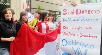 Manifestantes protestam em frente ao Consulado do Paraguai