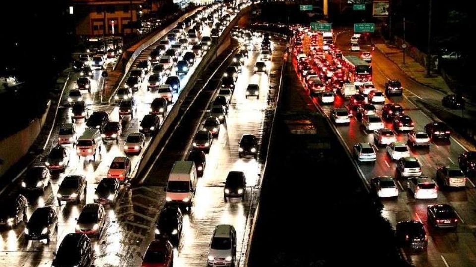 Trânsito em São Paulo: número de carros dobrou em uma década (Foto Henrique Boney)