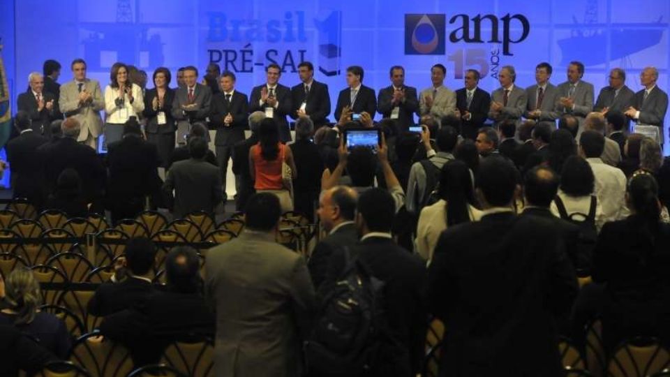 Consórcio ganhador comemora no palco (Foto: Fernando Frazão / Agência Brasil)