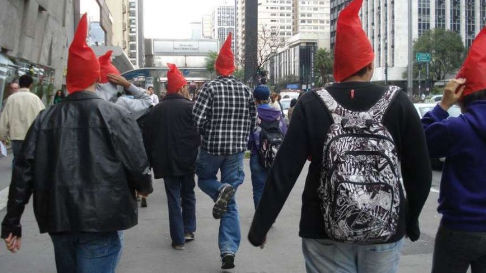 Os gorros de Saci são distribuídos por Chico Nunes (Joana Guimarães)