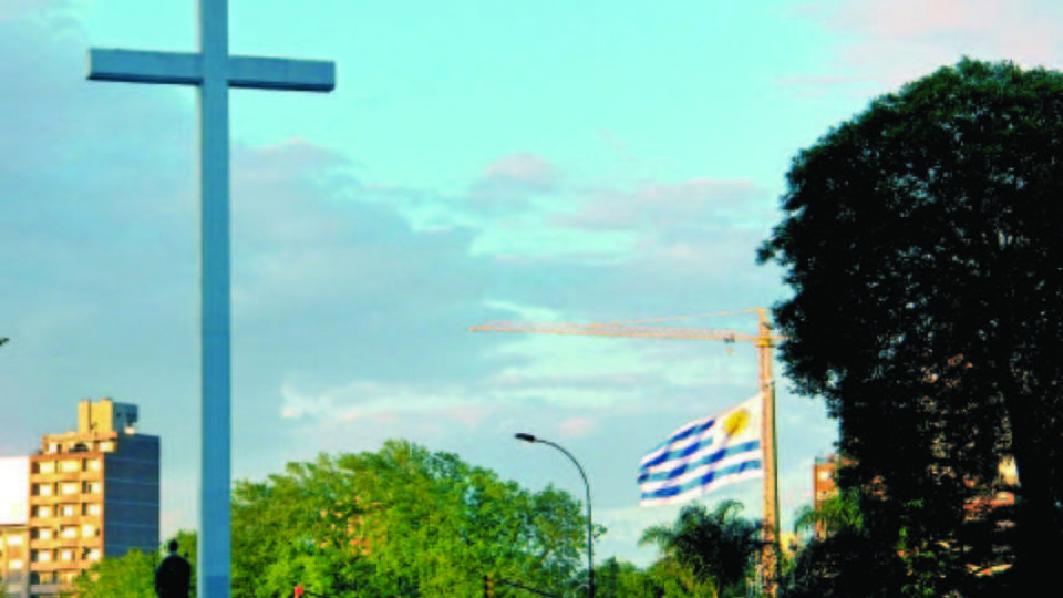 Monumento simbolizando a fé cristã em Montevidéu, mas que está ausente em repartições públicas; à direita, templo da Igreja Universal do Reino de Deus na capital uruguaia: proporção de envagélicos na população do país cresceu de 6% para 11% entre 1991 e 2011