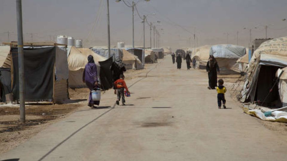 Esta rua, que atravessa o acampamento de refugiados de Zaatari, na Jordânia, recebeu o nome de Campos Elíseos. Homens árabes se aproximam para comprar virgens (Foto Liny Mutsaers/IPS)