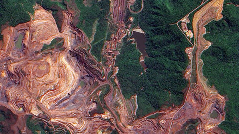 Mina de Carajás, da Vale, vista de satélite em 2009. Extração de minério recebeu seguidos investimentos do BNDES, assim como a estrada de ferro e o complexo logístico de embarque atrvés do Maranhão. Fonte: Envolverde