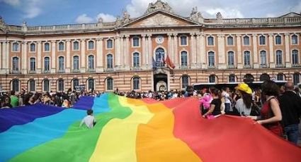 Deputados franceses aprovam legalização do casamento e adoção por casais homossexuais 