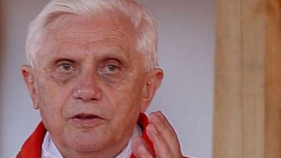 (http://commons.wikimedia.org/wiki/Image:Ratzinger_Szczepanow_2003_10.JPG)