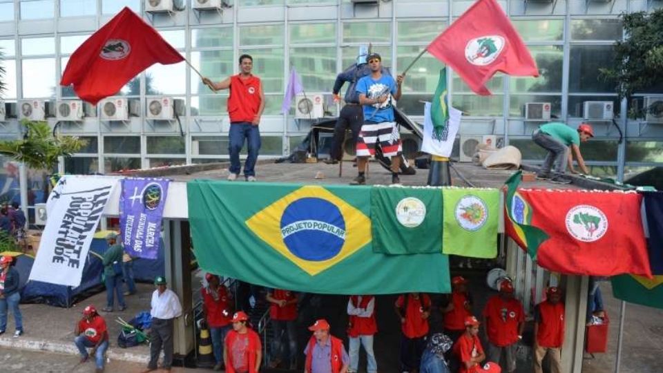 Manifestantes do Movimento dos Trabalhadores Rurais Sem Terra (MST), Movimento Camponês Popular (MCP) e Movimento dos Atingidos por Barragem (MAB), além de quilombolas e trabalhadores da Federação Única dos Petroleiros (FUP), ocupam o Ministério de Minas e Energia (MME). Eles protestam contra os leilões para exploração de petróleo e privatização de barragens (Foto: Valter Campanato/ABr)