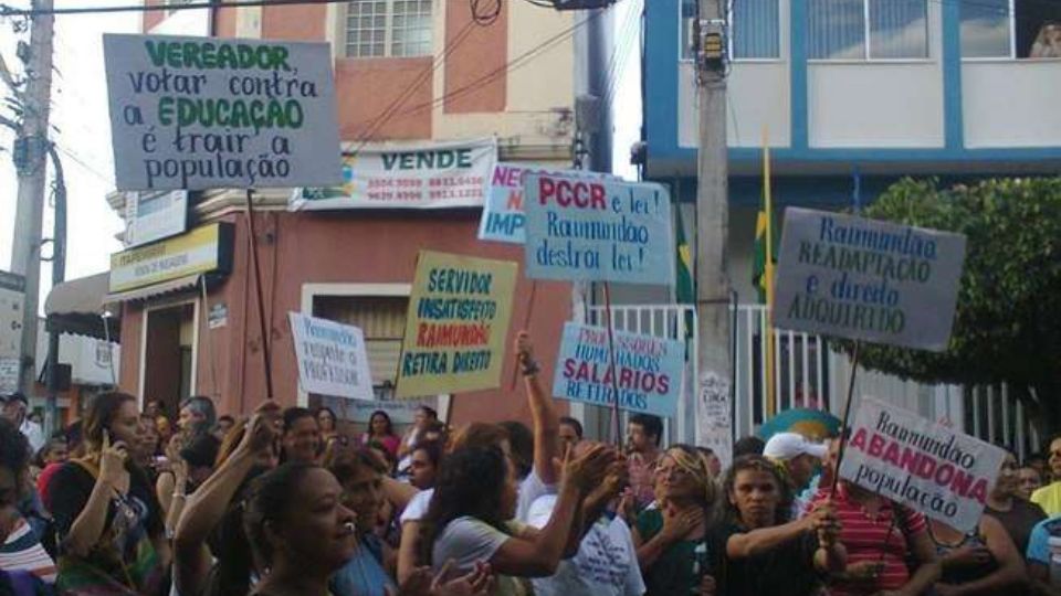 Professores protestam contra redução de salários (Foto: Divulgação)