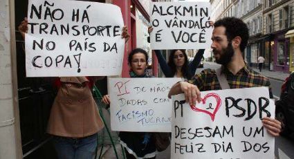 Brasileiros protestam em Paris contra prisão de manifestantes em São Paulo