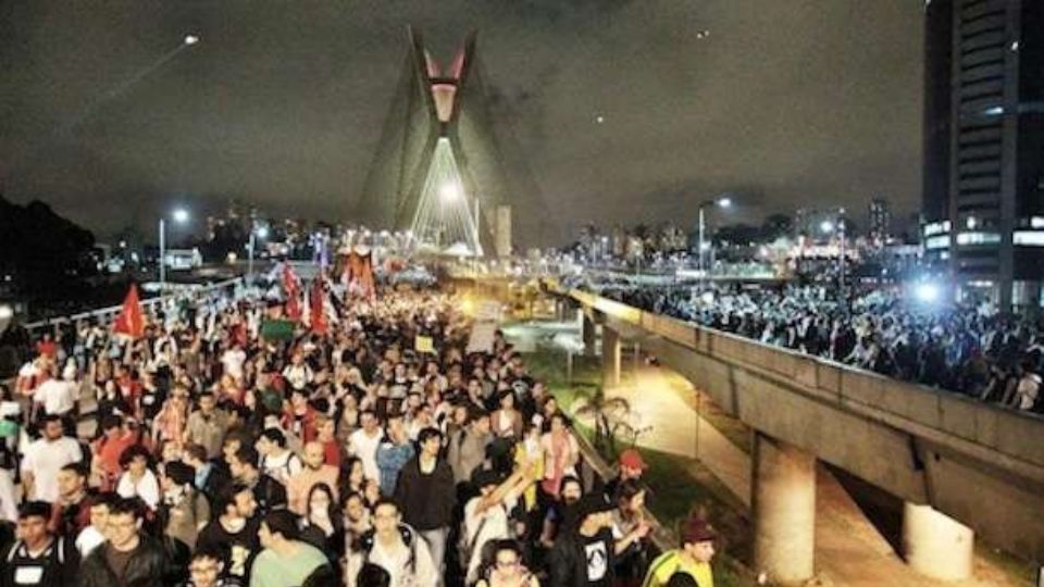 Manifestantes na Ponte Estaiada, em São Paulo (Foto Mídia Ninja)
