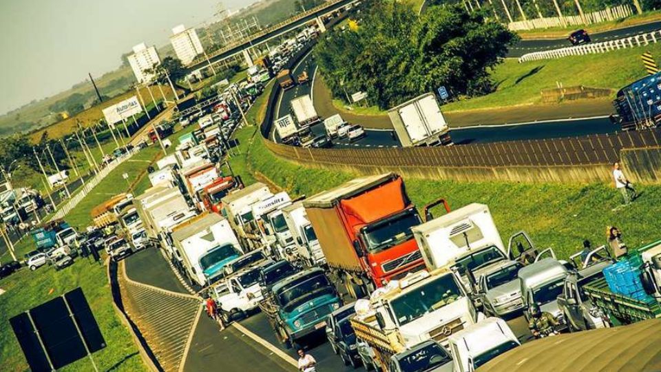 Trânsito de caminhões na rodovia Anhaguera, no sentido Uberaba (Foto: Mídia Ninja)