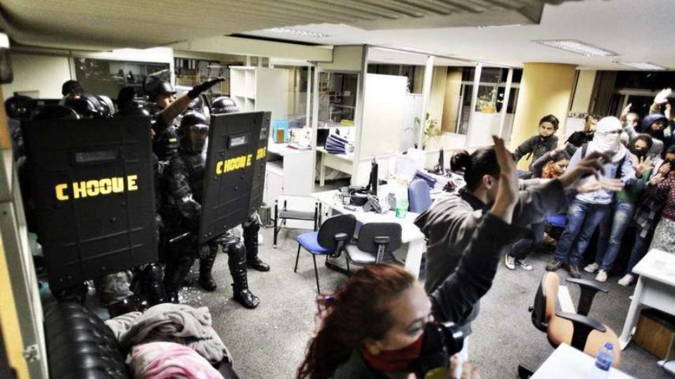Tropa de Choque no momento da desocupação do prédio da reitoria da Unesp (Foto Mídia Ninja)