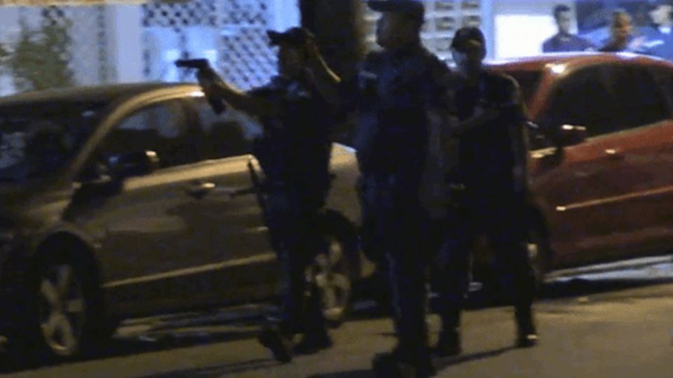 PM's intimidam manifestantes com armas letais (Foto: Reprodução/Black Bloc RJ)