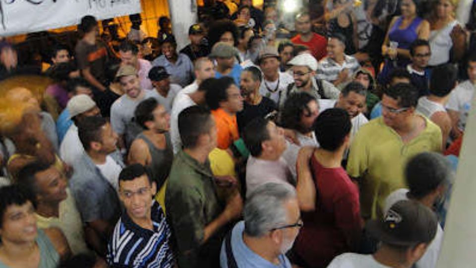 Frequentadores do sarau da Cooperifa participam do Ajoelhaço (Foto: Divulgação)