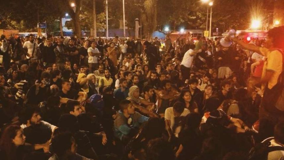 Manifestantes em frente ao 9º DP pedindo a libertação dos presos na noite de segunda (Foto: Mídia Ninja)