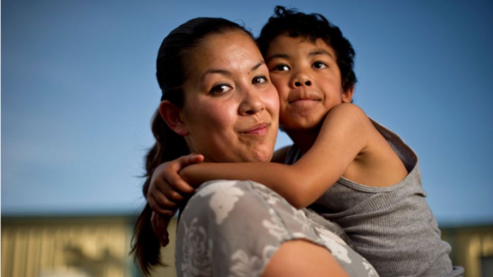 A ex-detenta Crystal Nguyen com seu filho de 6 anos (Foto: Center for Investigative Reporting)