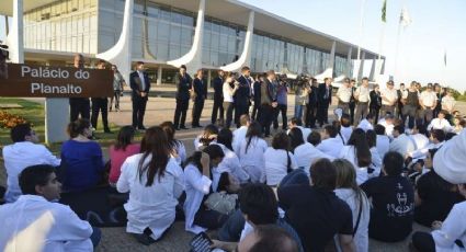 Por que tanto protestam os médicos brasileiros? A quem representam?