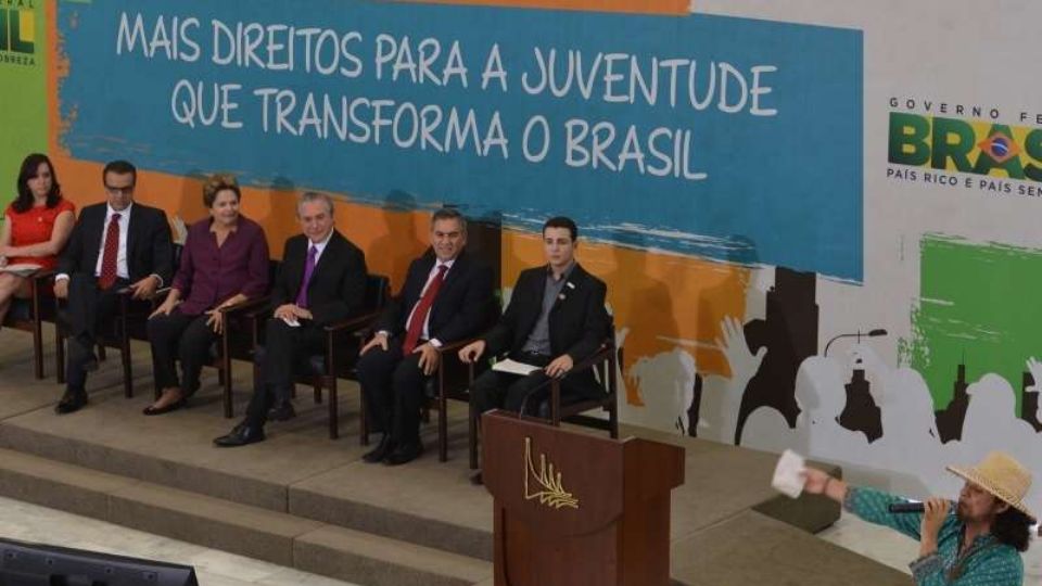 Cerimônia de sanção do Estatuto da Juventude. O estatuto foi aprovado pelo Congresso Nacional no dia 9 de julho, após mais de nove anos de tramitação. O texto traz direitos para os brasileiros entre 15 e 29 anos (Valter Campanato/ABr)