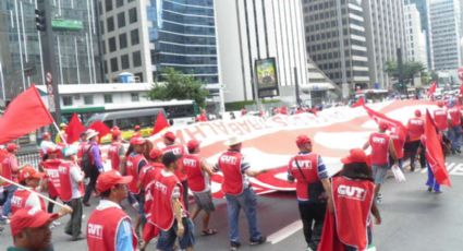 Centrais sindicais marcham na avenida Paulista 