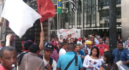 Manifestantes se acorrentam em São Paulo para reivindicar moradias populares