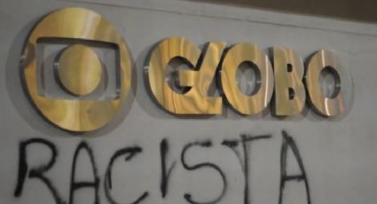 Grupo protesta contra série "Sexo e as Nêga" e picha fachada da Globo; assista