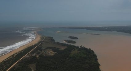 Lama de barragem se aproxima do mar e já muda cor da água no ES