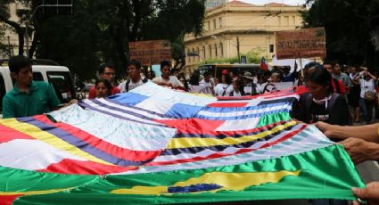 Diferentes povos erguendo a mesma bandeira