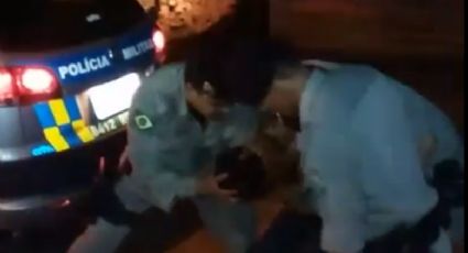 Vídeo mostra policiais militares 'exorcizando' jovem em Goiás; assista