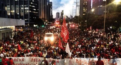 Mais de 10 mil pessoas tomam as ruas contra falta d'água em SP 