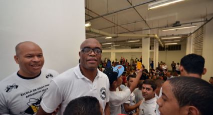 Anderson Silva nocauteia Aécio