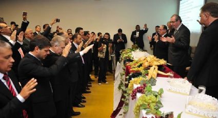 Pesquisa aponta: Governo em baixa, Igreja em alta  