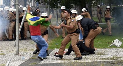 No Paraná, policial que não reprime professor é preso 