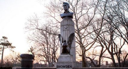 Artistas anônimos instalam busto de Snowden em Nova Iorque 