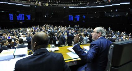 Deputados rejeitam distritão; financiamento de campanhas é discutido agora