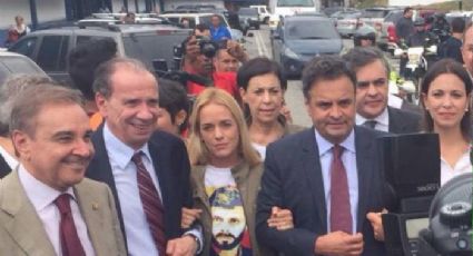 Comitiva liderada por Aécio vai a Caracas "defender a democracia" e é hostilizada por manifestantes