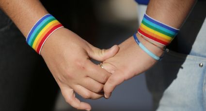 Casais homoafetivos ainda enfrentam limitações para demonstrar afeto em público