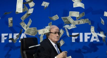 Manifestante joga dinheiro em Joseph Blatter antes de coletiva 