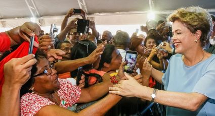 "Não vai ter golpe!": Dilma é ovacionada no Maranhão 