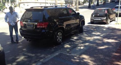 Aécio Neves protesta contra a corrupção estacionando carro em local proibido 