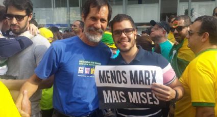 Eduardo Jorge posa ao lado de manifestante contra Marx, mas se justifica