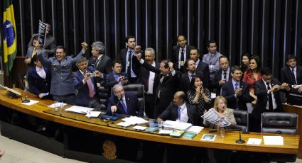 Em segundo turno, Câmara aprova redução da maioridade penal