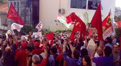 Centenas "abraçam" o Instituto Lula em protesto contra atentado a bomba 