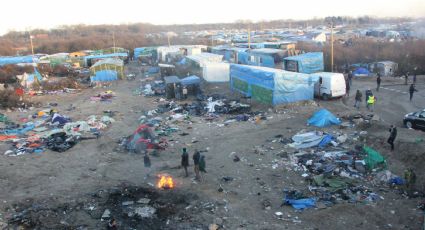 França começa a retirar refugiados de acampamento em Calais; local será demolido