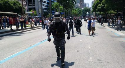 Policiais abandonam pelotão na Alerj e se juntam a manifestantes