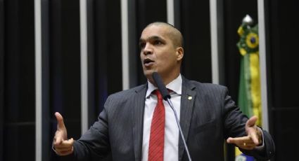 Deputado usa plenário da Câmara para atacar religiões e pede que Temer "abandone o satanismo"